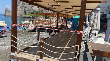 Meta, sequestrata la pedana di un ristorante: occupava abusivamente la spiaggia libera