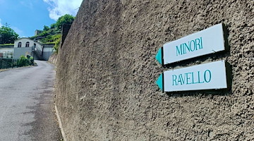 Minori, nuove segnaletiche in ceramica per i percorsi di trekking