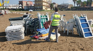 Napoli, abusivismo sul lungomare Coroglio: sequestrate 520 attrezzature balneari e 3 denunce 