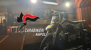 Napoli, bimbo di 9 anni sfreccia su una mini moto incurante della folla 