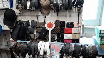 Napoli, controlli agli ambulanti: sequestrati centinaia di articoli contraffatti 