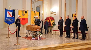 Napoli omaggia e dice addio al grande compositore Roberto De Simone 