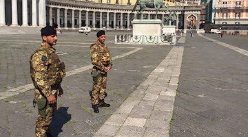 Napoli, Polizia locale-Esercito a tutela dell’ambiente: bloccati due uomini che sversavano rifiuti sul suolo pubblico