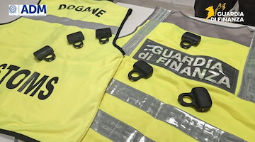 Napoli, rientra dal Messico a Capodichino con 6 tirapugni con taser in valigia 