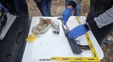 Napoli, scoperto e sequestrato arsenale nascosto in un'auto rubata