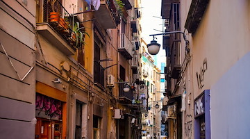 Napoli, sequestrata terrazza abusiva trasformata in locale aperto al pubblico nel centro storico