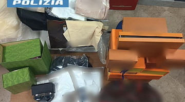 Napoli, sorpresi con borse di note “griffe” e numerosi accessori di moda contraffatti: denunciati