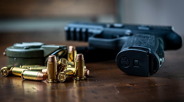 Napoli, tenta di eludere il controllo e viene sorpreso con una pistola: arrestato