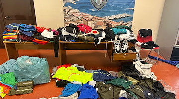 Napoli, vendeva capi d’abbigliamento con marchi contraffatti al mercato: denunciato
