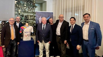 Neapolis Marathon, lanciate maglia e medaglia 2025. Colella: “Napoli centrale nelle manifestazioni sportive internazionali”