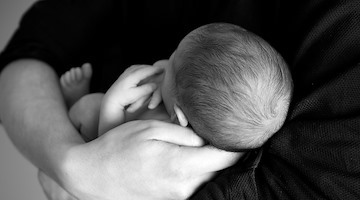 Neonata muore dopo il parto, il dramma di una giovane coppia all'ospedale di Nocera Inferiore 