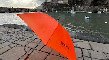 'O 'mbrello culore 'è portuallo, di Sigismondo Nastri 