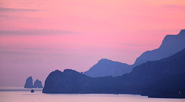 Oggi, 19 maggio 2024: tra Santi, storia e panorami mozzafiato dalla Costa d'Amalfi 
