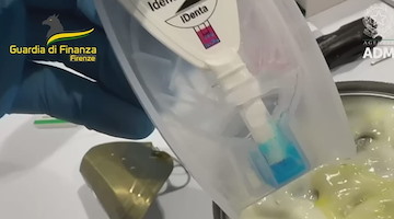 Oltre 10 kg di cocaina liquida nascosta nelle bottiglie di shampoo e succo di frutta: arrestato passeggero a Firenze 