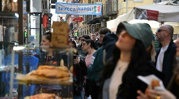 Pasqua da record a Napoli: oltre 450mila turisti. Multati commercianti in Galleria Umberto