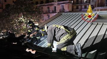 Paura nella notte a Salerno, fiamme da un sottotetto: intervengono i vigili del fuoco 