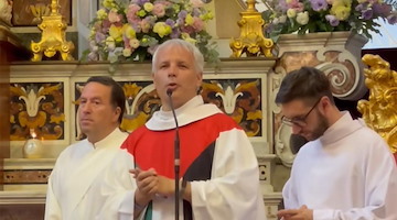 Piano di Sorrento, Don Rito Maresca celebra la messa indossando casula con i colori della Palestina 