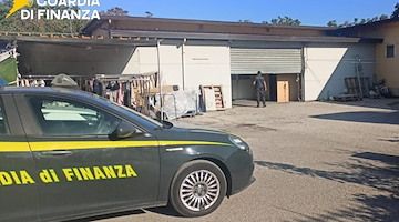 Poggiomarino: sequestrato opificio abusivo gestito da cinesi con oltre 10 mila articoli contraffatti