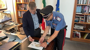 Pompei, turista scozzese ruba pietre dagli scavi: guida lo denuncia, scatta il sequestro