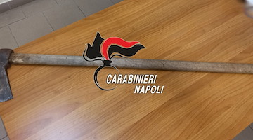Portici, 15enne armato di ascia aggredisce i genitori