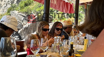 Positano, la supermodella Emily Ratajkowski a pranzo da Adolfo a Laurito /foto