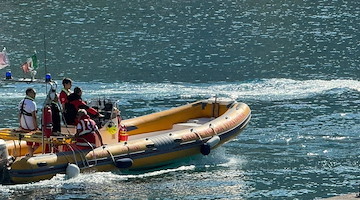 Positano, malore in spiaggia: sanitari in azione a Laurito per soccorrere turista straniero 