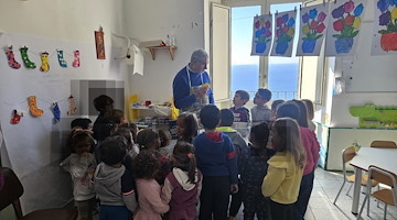 Positano, Valentino Esposito in visita all'asilo Luigi Rossi con le sue marmellate 