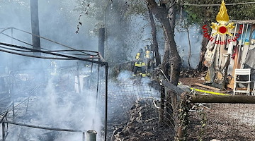 Primo maggio nel campeggio Obelisco di Opicina, ma qualcosa va storto: camper a fuoco, un ferito 