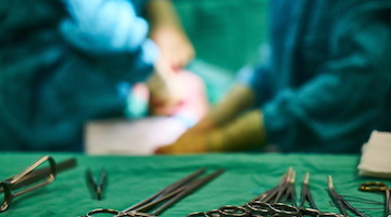 Protesi al ginocchio impiantata male, paziente operata due volte nel napoletano: risarcita con oltre 82mila euro