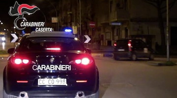 Pusher sfreccia in auto senza patente con crack e cocaina in tasca: arrestato a Caserta 