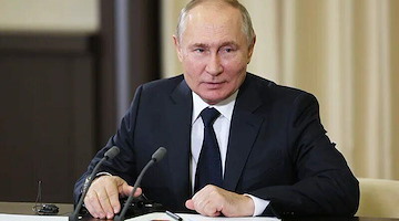 Putin tra guerra, pace e diplomazia: «Non siamo aggressivi, è l’Occidente a rovesciare la realtà»
