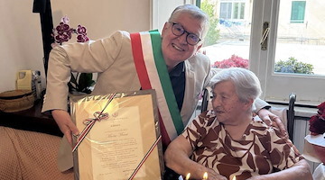 Ravello, Maria Mansi compie 100 anni: gli auguri del sindaco Vuilleumier