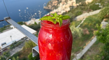 Regina Barba rinnova l’antico rito delle conserve di pomodoro a Positano