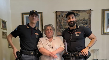 Roma, donna con grave invalidità viene truffata online: gli agenti Federico e Benedetto la aiutano a sporgere denuncia da casa 