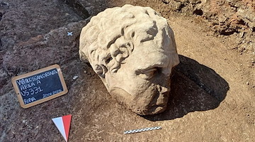 Roma non smette di stupire: testa colossale emerge dagli scavi ai Fori in via Alessandrina