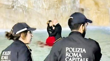 Roma, sposi ballano nella fontana di Trevi appena restaurata: “Per farlo in regola 3000 euro, meglio i 450 di multa”