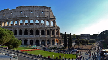 Roma, tenta di scavalcare la recinzione del Colosseo: infilzato turista straniero