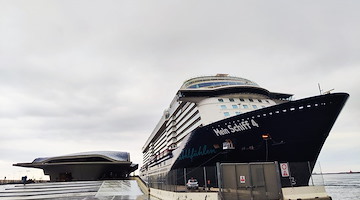 Salerno, attraccata la nave da crociera Mein Schiff 4: è il primo scalo nel calendario di maggio 