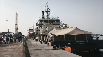 Salerno, attraccata la nave Sea Watch: a bordo 71 migranti, sospetti casi di vaiolo 