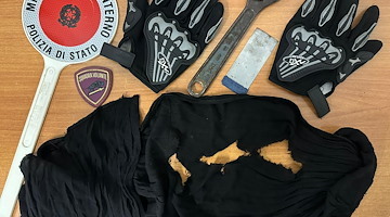 Salerno, con volti coperti da passamontagna e arnesi da scasso tentato furto in una gioielleria 
