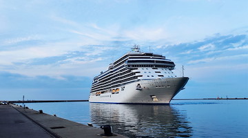Salerno, parte la stagione crocieristica con la Seven Seas Splendor: altre 19 navi attraccheranno fino a maggio