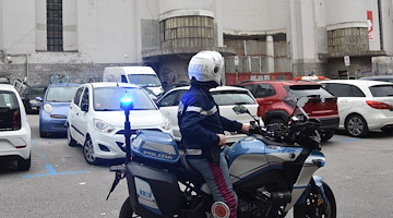 Salerno, pattugliamento e monitoraggio della città per contrastare il fenomeno dei parcheggiatori abusivi 