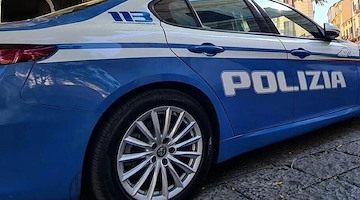 Salerno, uomo sul cornicione tenta il gesto estremo: provvidenziale l'intervento dei poliziotti 