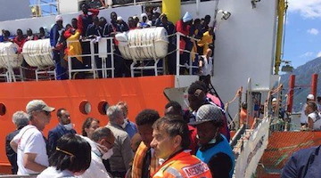Sbarco di migranti a Salerno, l'ASL conferma che non vi è alcun pericolo infettivo 