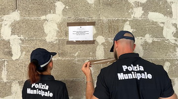 Scampia, scoperto un muro perimetrale abusivo in area pubblica: scatta il sequestro 