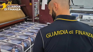 Scoperta centrale del falso a Pianura: tremila prodotti col logo di Geolier, cinquemila magliette contraffatte del Napoli