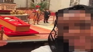Selfie davanti alla salma di Papa Francesco: indignazione e polemiche in Vaticano