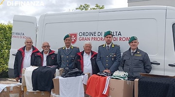 Solidarietà a Caserta: la Guardia di Finanza dona capi d’abbigliamento sequestrati alle persone più bisognose 