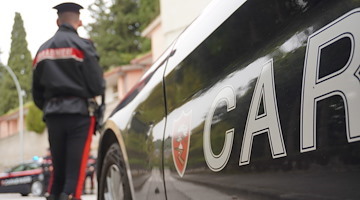 Spara alla famiglia dell’ex moglie, poi tenta il suicidio: due morti e due feriti