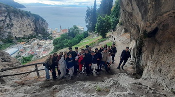 Studenti del "Marini-Gioia-Comite" di Amalfi ad Atrani per scoprire il Santuario di Santa Maria del Bando